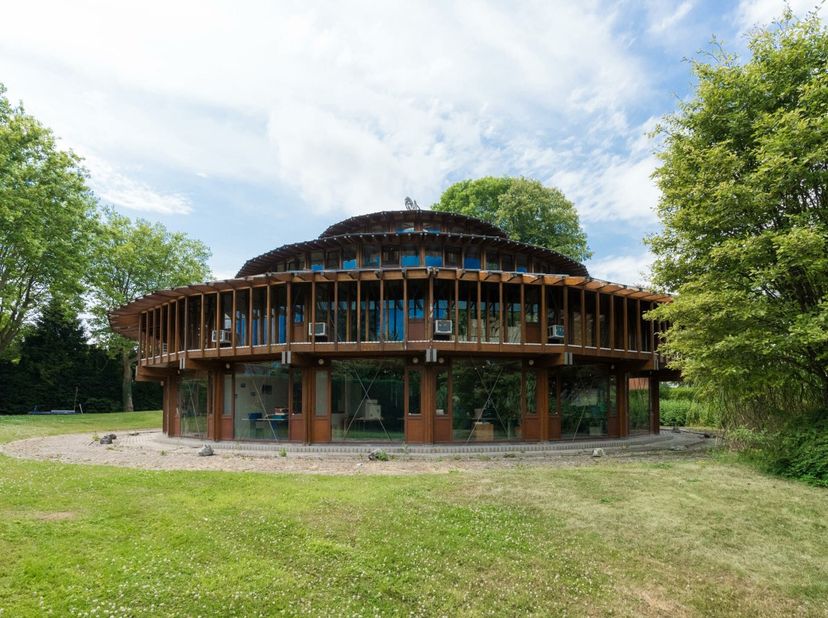 WATERLOO – CENTRE/ FAUBOURG, Au carrefour de la chaussée de Bruxelles, blottie dans un cadre de verdure, élégante construction élevée en 1991 sur les