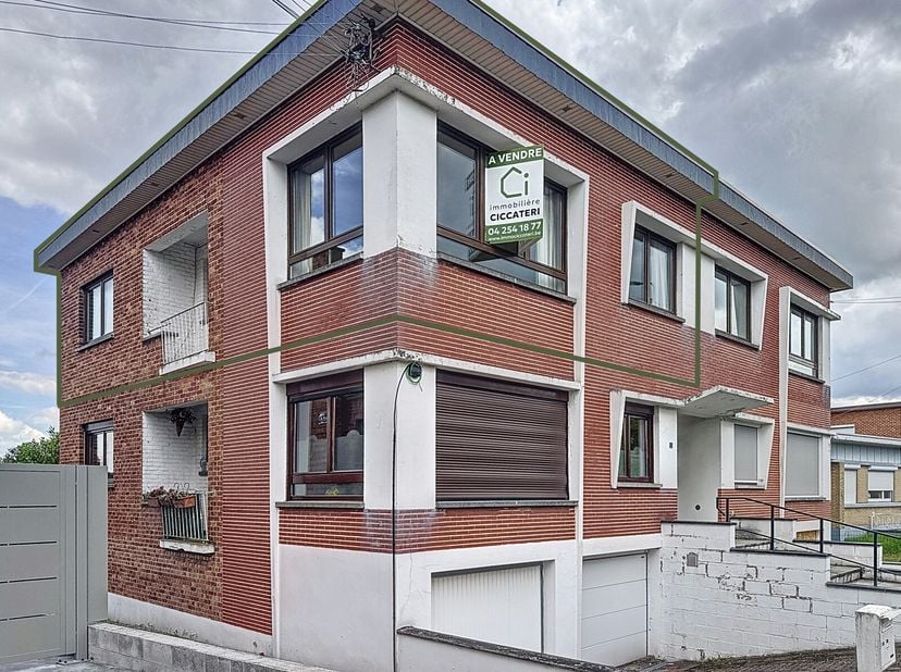 Zeer mooi appartement gelegen in de gegeerde wijk &quot;Biens Communaux&quot;. Het bestaat uit een inkomhal, een lichte woonkamer met gashaard, een volledig uit