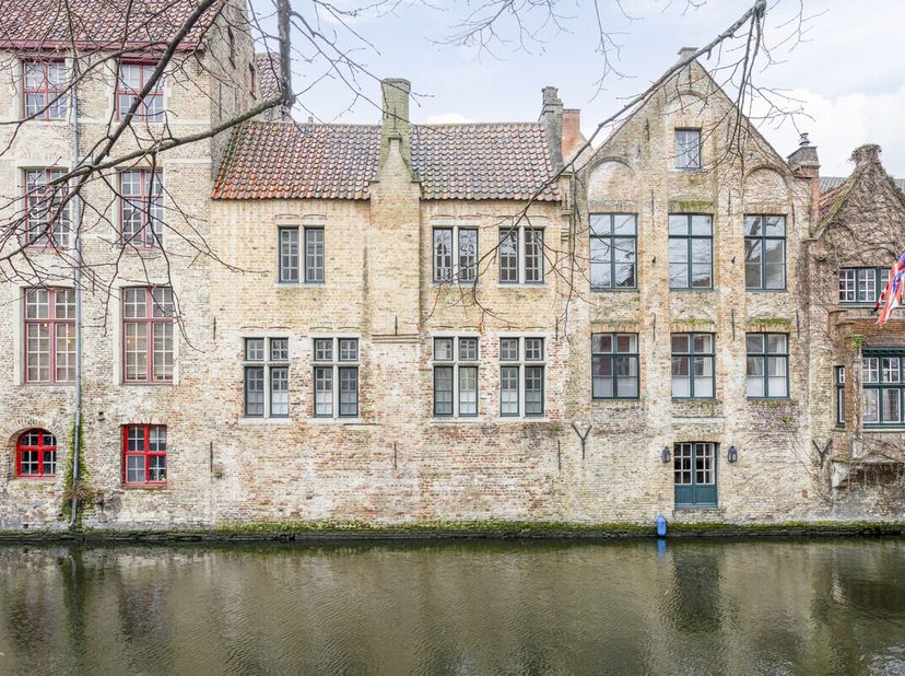Historische burgerwonig in centrum Brugge - Unesco Werelderfgoedstad - bestaande uit een achterhuis met zicht op de Groenerei en een voorhuis met gara