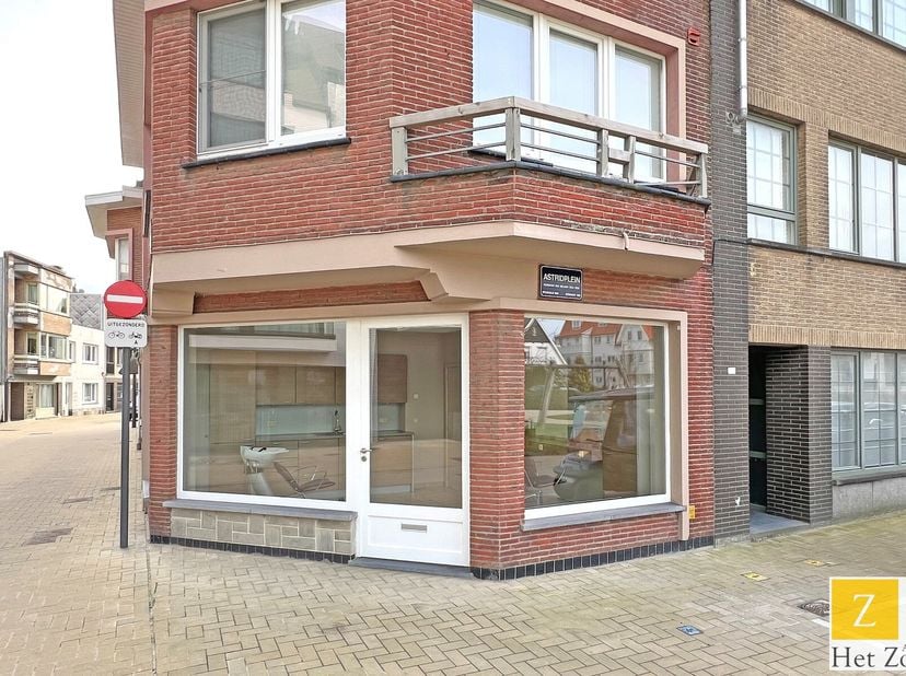 Découvrez ce charmant local commercial de 22m², situé sur la place Astrid rénovée à Duinbergen, Knokke. À un prix très accessible, cette propriété off