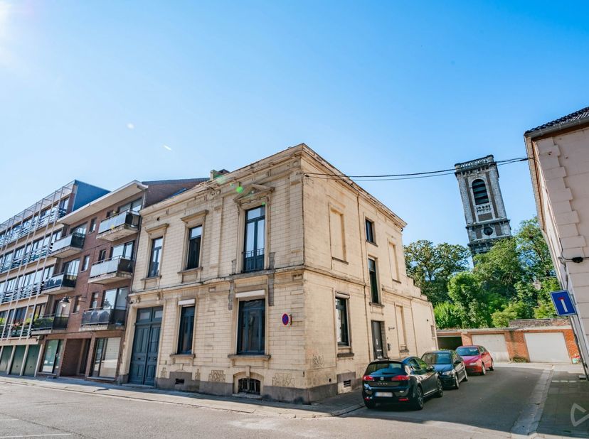 We Invest Mons vous présente ce bâtiment de rapport situé à Mons. Ce dernier comprenant 6 logements, est bien conçu et est proche de toutes commodités