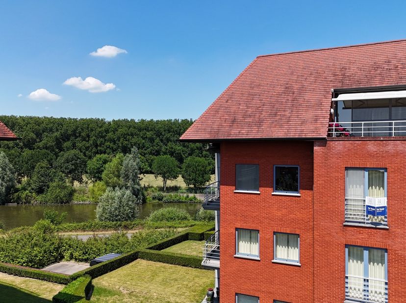 Net over de brug tussen Wevelgem en Lauwe is dit ruim appartement te vinden. Met een bewoonbare oppervlakte van 133m² geniet je van ruimte en licht.&lt;b