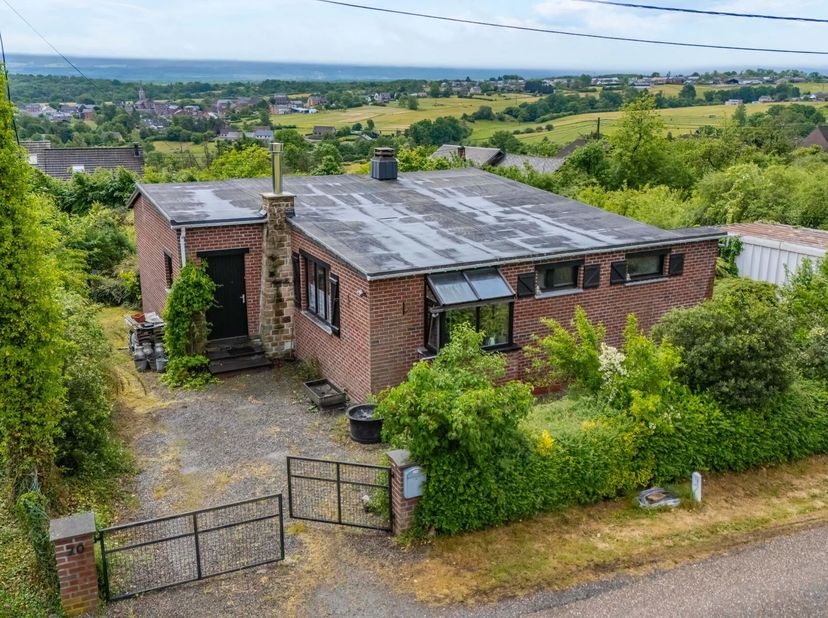 EBimmo vous propose ce charmant bungalow situé dans un environnement paisible et champêtre, offrant une vue panoramique exceptionnelle sur la Famenne,