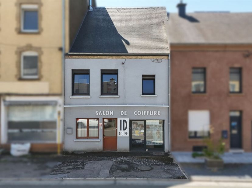 Découvrez cette charmante maison située au coeur de Ethe, offrant un cadre de vie idéal pour une famille ou pour les personnes à la recherche d&#039;un bie