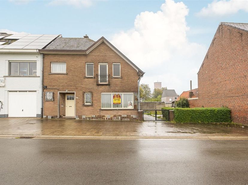 Op zoek naar een gezellige woonst in het pittoreske Erpe? Deze charmante woning biedt een ruime bewoonbare oppervlakte van 180m² en beschikt over talr