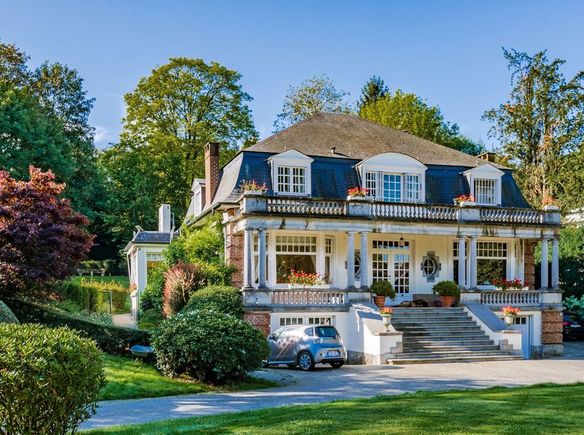 Dit prachtige pand uit 1930 ligt in de prestigieuze wijk Hertoginnedal en combineert charme, elegantie en comfort. Genesteld in een rustige, groene om