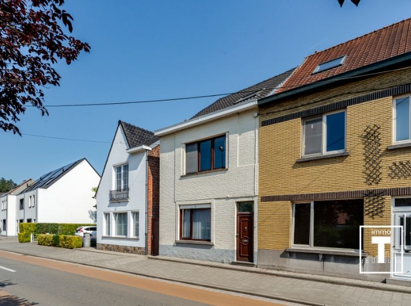 Op een zeer gunstige ligging treffen we deze te renoveren woning met zijdelingse doorgang en achterliggende toegang mét garage. Indeling: via de inkom