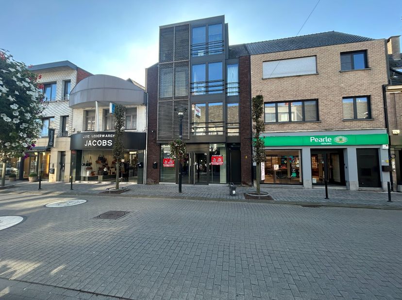 Het handelspand heeft een ideale ligging op Nieuwstraat 11 te Geel. Met een eigen parking, een brede stoep en op enkele meters van de Markt is dit bij