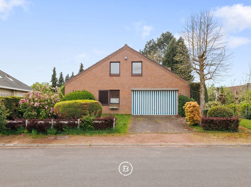 In het charmante Merchtem vind je deze te renoveren villa op een mooi perceel van 10 are. De woning biedt maar liefst 286 m² bewoonbare oppervlakte, v