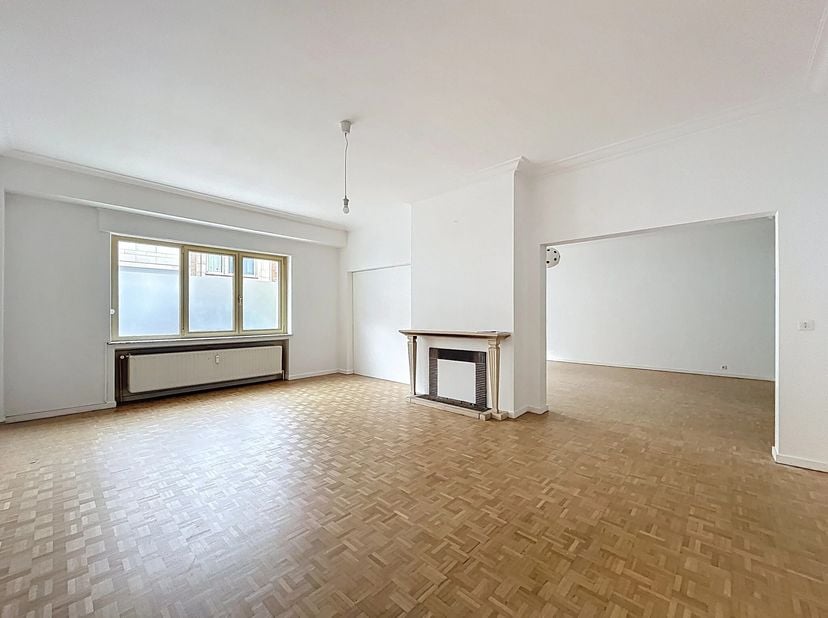 Elsene  Op een steenworp van de wijk Châtelain en de Louizalaan, prachtig appartement van ± 140 m² met 2 slaapkamers een ruime privétuin en een terras