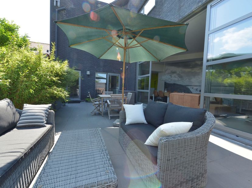 Bent u op zoek naar een instapklare woonst met tal van mogelijkheden? Dit gelijkvloersappartement van 195 m², gelegen in het rustige Klemskerke bij De