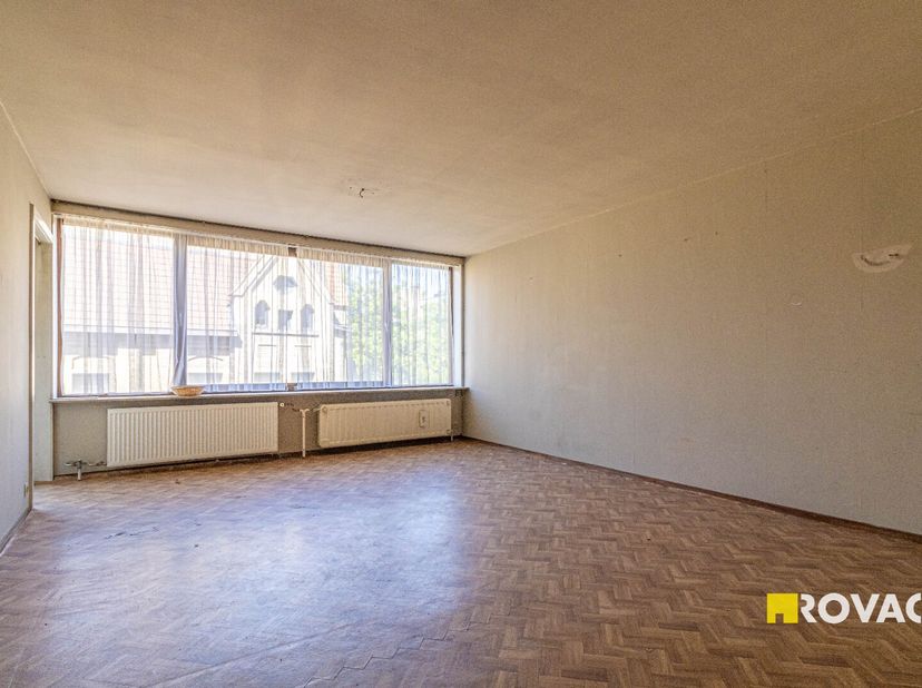 Dit appartement is ideaal gelegen in het centrum, op wandelafstand van openbaar vervoer, winkels en andere voorzieningen.&lt;br /&gt;
Het appartement bevind
