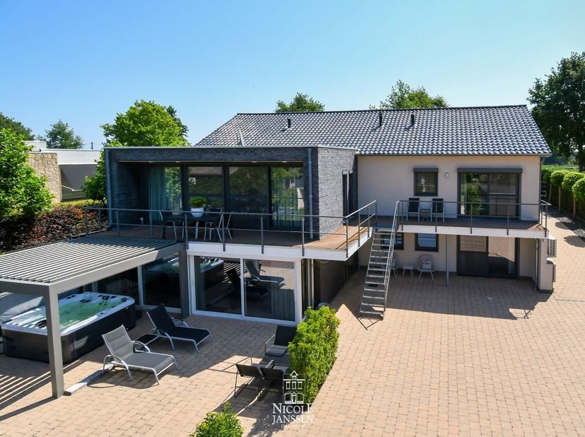 Deze ruim ingedeelde villa staat voor modern design en hoog wooncomfort. Ze beschikt over een tweede woongedeelte, ideaal voor kangoeroewonen.  Het vr