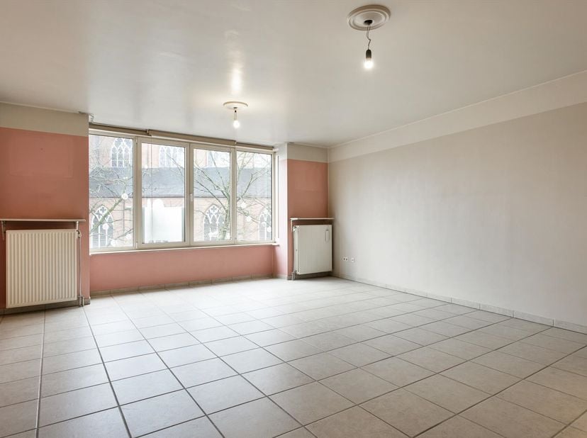 Dit verzorgd appartement van +/- 80 m² op de 3de verdieping (lift aanwezig) is gelegen op een toplocatie tegenover de kerk in Mol-centrum.&lt;br /&gt;
Via d