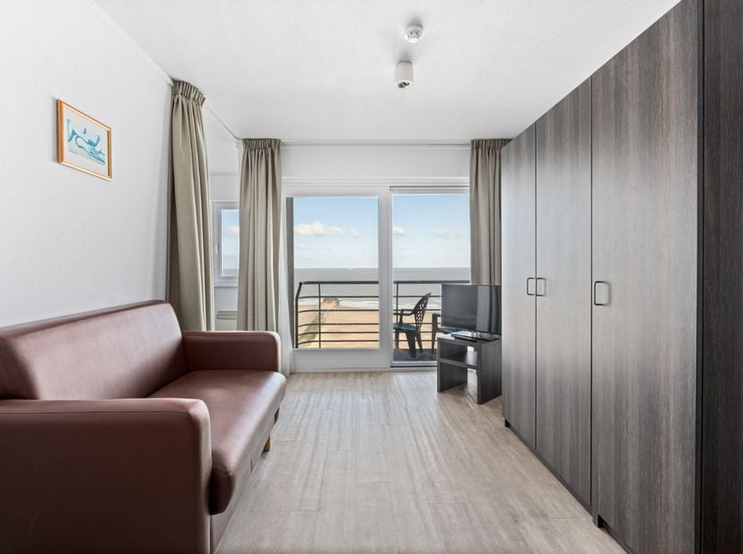 Centraal gelegen twee slaapkamer appartement met zicht op zee.&lt;br /&gt;
&lt;br /&gt;
Bij het binnenkomen van het appartement kom je meten terecht in de lichtri