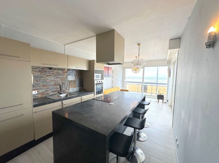 Ontdek nu deze op te frissen studio te Raversijde (Oostende).&lt;br /&gt;
Goed gelegen, met frontaal zeezicht en naast de duinen van Raversijde heeft deze s