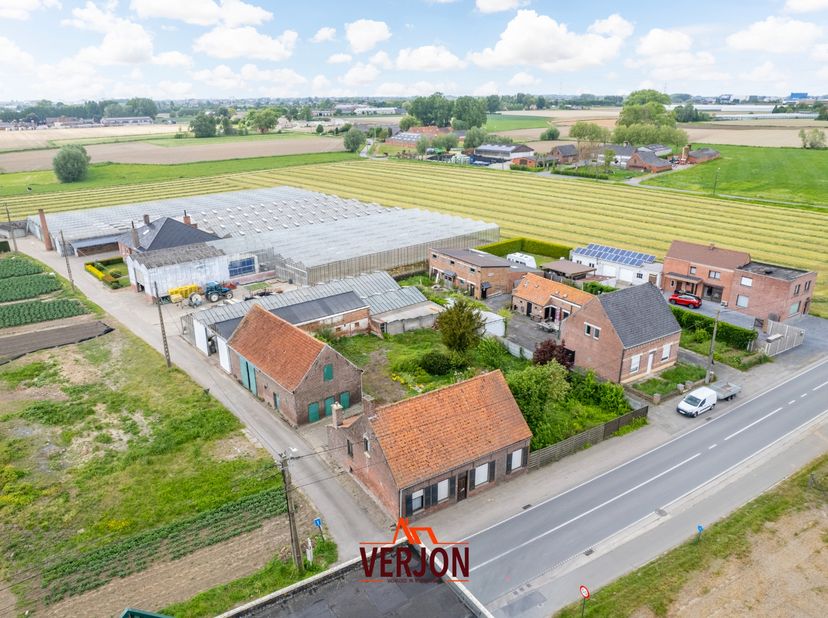 Bent u op zoek naar een woning met opslagruimte en landbouwgrond die u volledig naar eigen wens kunt renoveren en inrichten? Dan is dit pand absoluut
