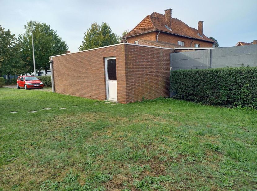 Mooie woning met tuin en garage te huur in centrum van Maasmechelen.&lt;br /&gt;
Bij het binnenkomen via de voordeur heb je dadelijk links een aparte Wc, da