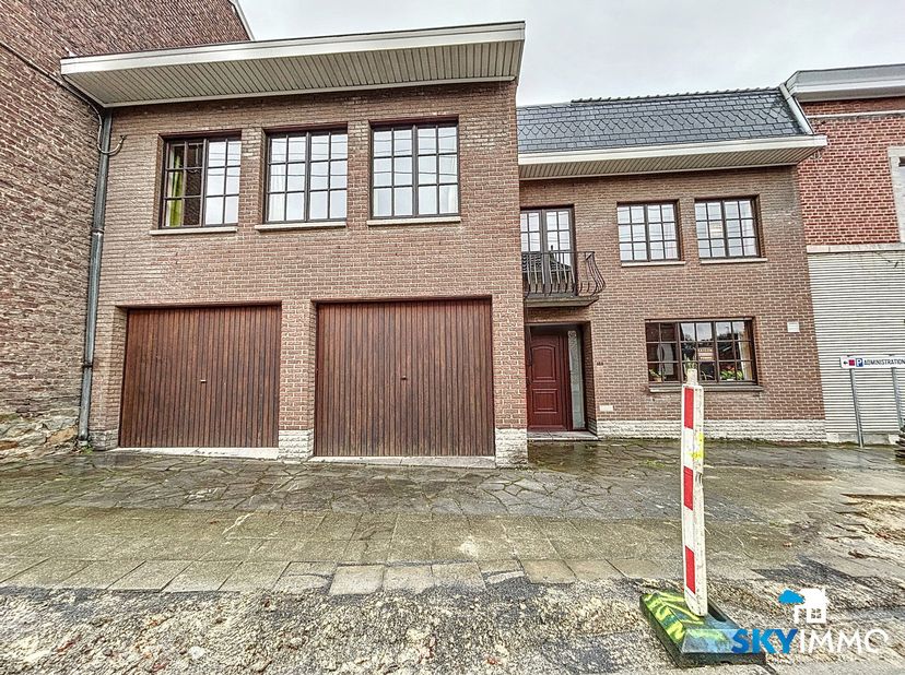 L&#039;agence SKYIMMO vous propose cette magnifique maison 2 façades de 220 m2 habitable située dans un cadre calme et verdoyant à RETINNE, ce bien est com