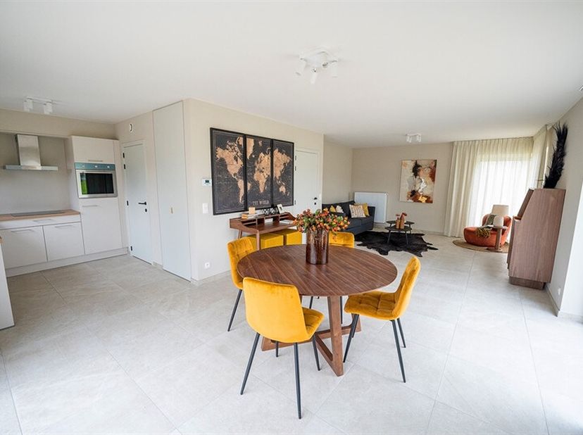 Nouvelle construction du promoteur Deback à Estaimpuis. Maison 3 façades de 121m2 sur un terrain de 352m2. &lt;br /&gt;
Un hall d&#039;entrée avec un WC séparé,