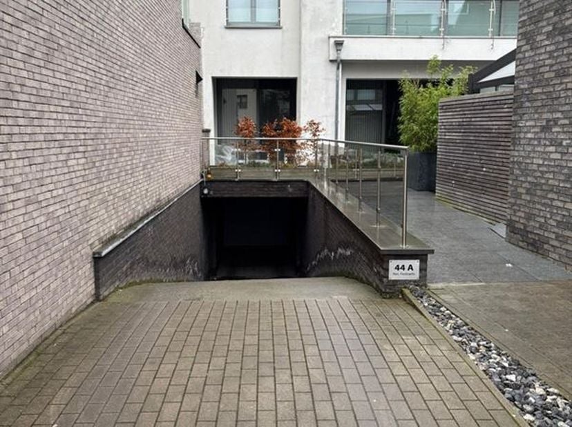 Ondergrondse staanplaats vlakbij het centrum. Meer info via 0471/66.21.97
