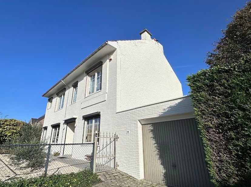 Gerenoveerde openstaande woning met 4 slaapkamers op de Viséweg in Sluizen met een landelijk uitzicht op de velden. De woning heeft een bewoonbare opp