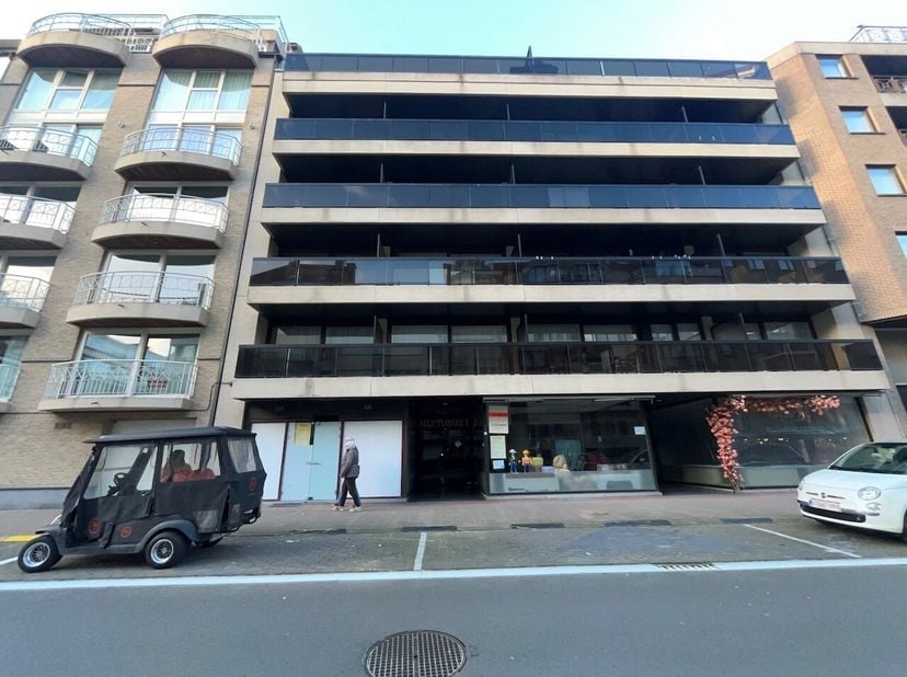 Rez-de-chaussée commercial à 20 mètres à pied de l&#039;avenue Lippens à Knokke, situé entre la place Rubens et la place Van Bunnen. La façade est orientée