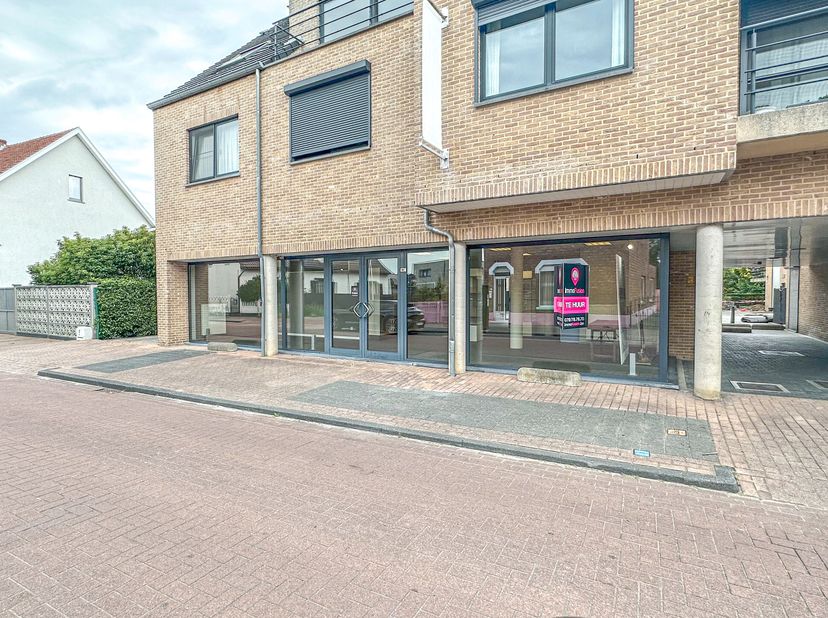 Ontdek dit veelzijdige handelspand met eindeloze mogelijkheden gelegen aan de Kleuterweg 18, een gezellige zijstraat van de bruisende Koolmijnlaan in
