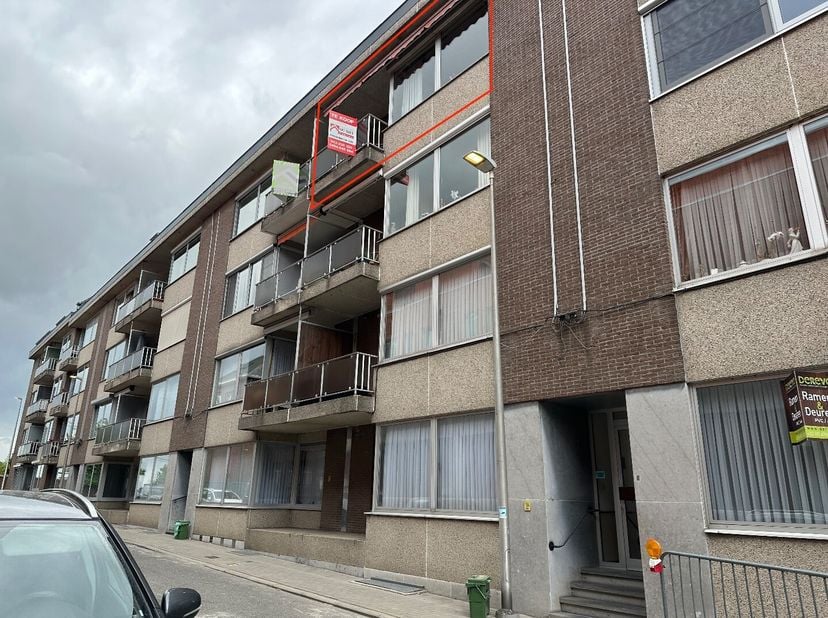 Bent u op zoek naar een ruim appartement met veel potentieel, centraal gelegen en voorzien van alle comfort? Dan is dit appartement zeker een bezoek w