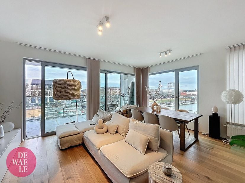 Tour &amp; Taxis - Dit prachtige appartement is gelegen op de 5de verdieping van een recent opgeleverd gebouw aan het kanaal, vlak naast Tour &amp; Taxis en d