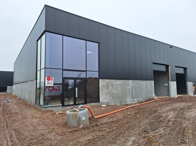 De nieuwbouw KMO-unit heeft een oppervlakte van ca. 216m² met 2 privatieve parkeerplaatsen. Dankzij de hoekligging geniet je van een goede visibilitei