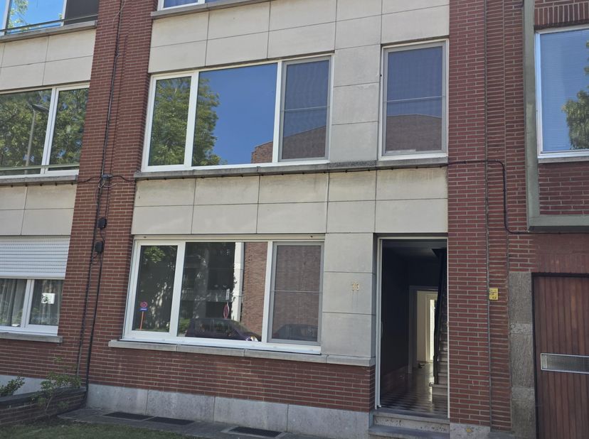 Gezellig gelijkvloersappartement voor 2, max. 3 personen.&lt;br /&gt;
Living, hal, 2 slaapkamers, nieuwe keuken met inductiekookplaat, dampkap en voorzien r