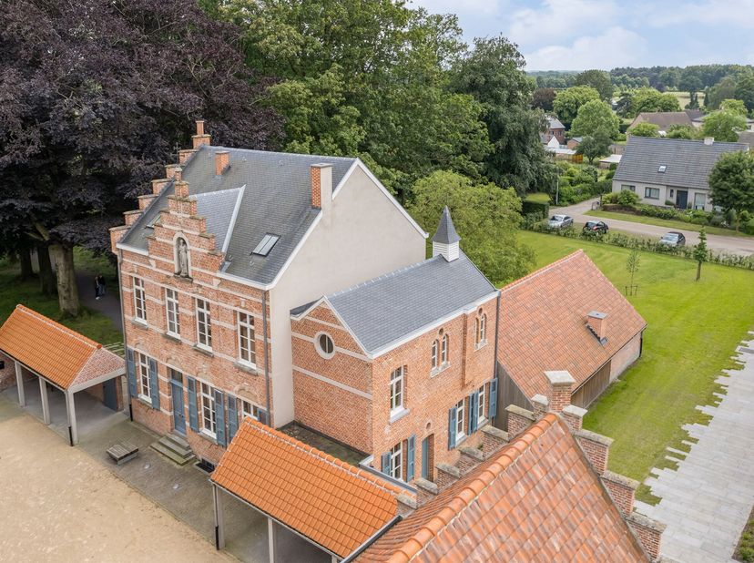 Uitzonderlijk object, het oude &quot;klooster&quot; gelegen op de beschermde kloostersite te Meer.&lt;br /&gt;
Het gebouw is beschermd als monument. Het eigendom werd