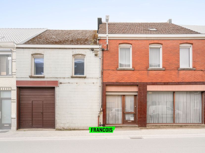 Au centre de Balegem (quartier d&#039;Oosterzele), à proximité des commerces et des transports en commun, se trouve cet ancien magasin de meubles avec loge