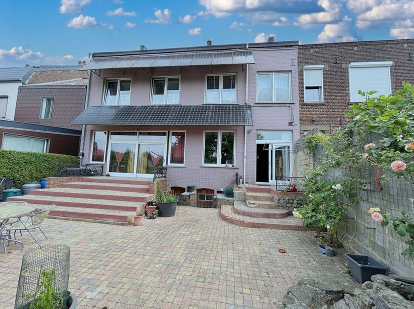 Charmante maison villageoise à remettre aux goûts du jour disposant de pièces aux volumes généreux offrant une superficie totale de ± 301 m².Idéalemen