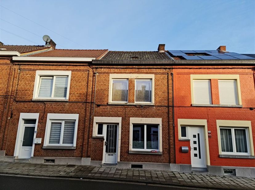 Maison familiale à rénover dans un quartier calme composée d&#039;un grand living ouvert, d&#039;une cuisine non aménagée, salle de bain, 3 chambres, un grenier
