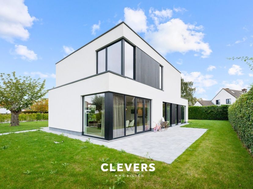 Ontdek deze unieke, vrijstaande villa op een royale grondoppervlakte van 813m², gelegen in een serene en groene buurt. Deze woning biedt een verfijnde