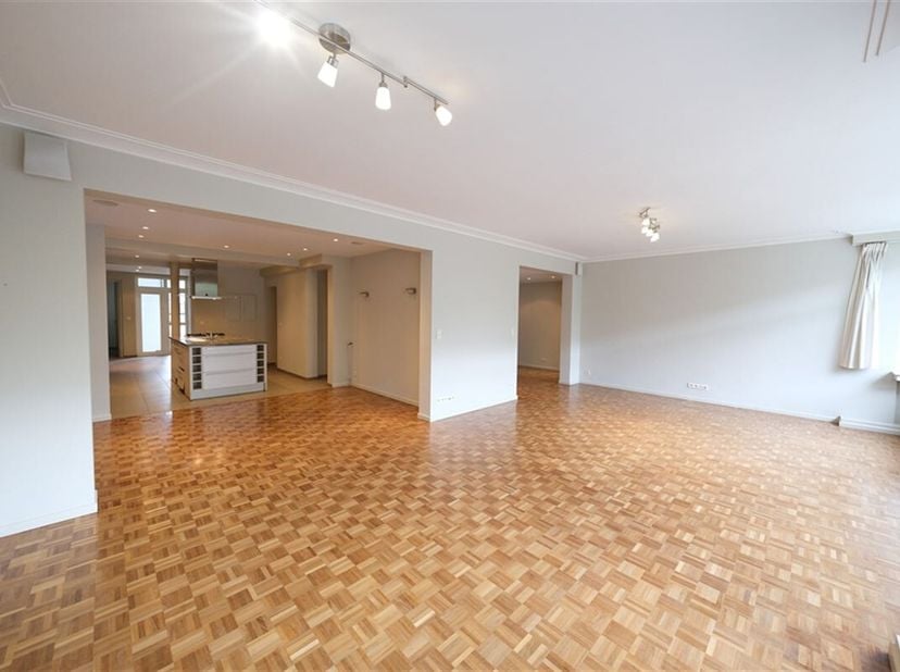 Appartement de standing à 150m de Montgomery, 1ier étage, 195m² habitables,  living, grande cuisine super équipée, 3 chambres, 2 salles de bains, hall