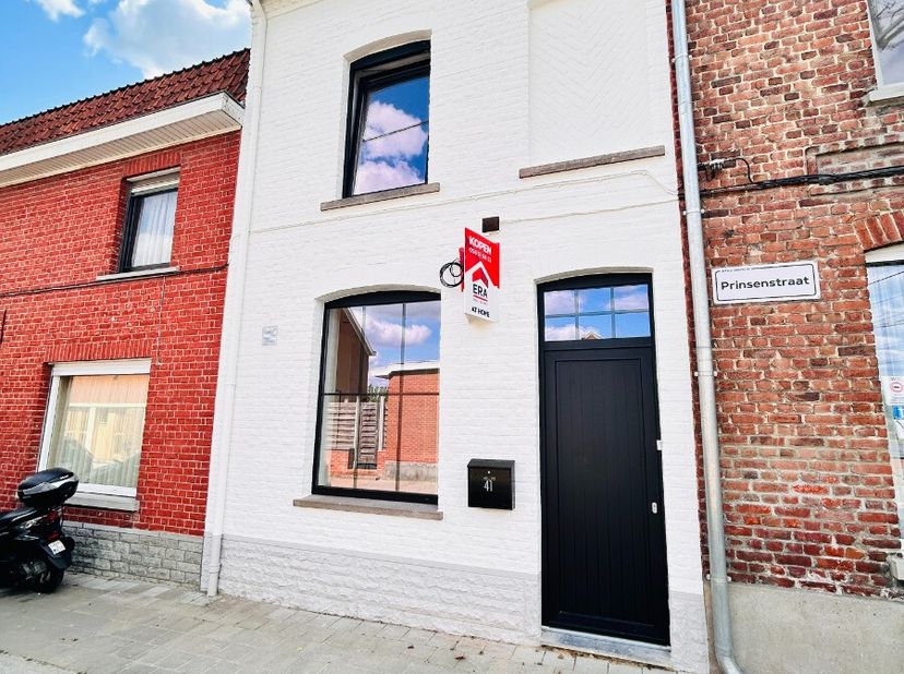 Volledig gerenoveerde woning met 3 slaapkamers.Indeling:Deze woning bestaat uit een inkomhal, toilet, badkamer, woonkamer met open keuken en wasruimte
