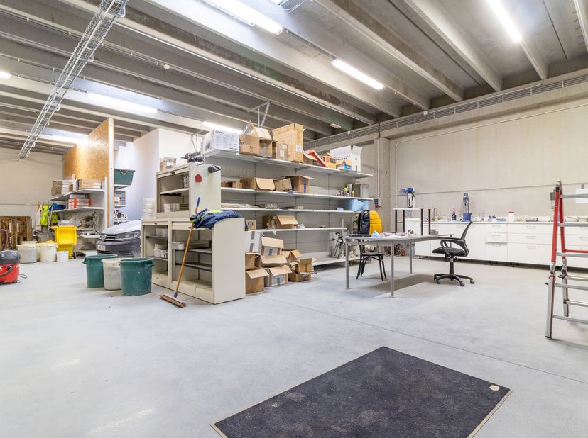 UNIQUE à PERWEZ !! Tout proche de l&#039;E411 et de toutes les facilités, bel espace de stockage/atelier avec bureaux attenant et totalisant +- 340 m². L&#039;e