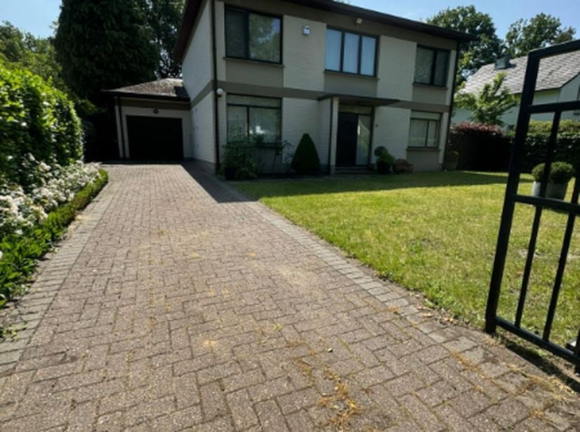 = IN OPTIE = Deze mooie woning met een woonoppervlakte van 269 m² beschikt over 6 slaapkamers, een veranda en garage en is gelegen in een rustige wijk