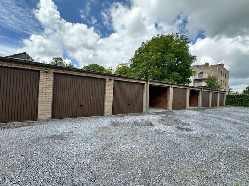 10 GARAGES EN 1 AUTOSTANDPLAATS  In het centrum van Diksmuide  10 mooie, degelijke gemetste garages en 1 standplaats, bereikbaar via een automatische