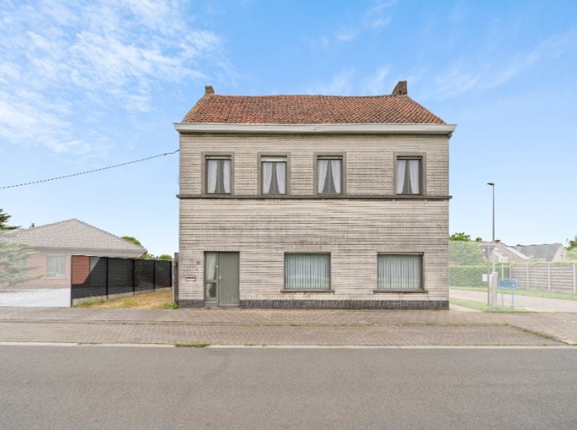 Woning met karakter centrum Moerbeke op 651m² grond. Zicht op groen. Inkom, leefruimte, keuken, toilet, berging, garage/stalling/werkplaats en tuin. B