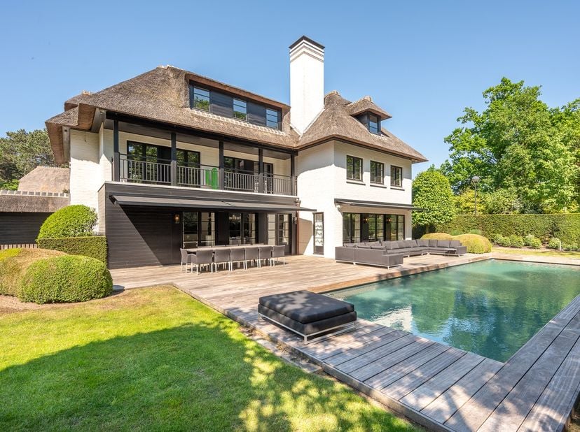 Schitterende luxueuze villa op wandelafstand van de winkels, het strand, de Royal Zoute Golf en het Dominicanenkerkje. Indeling: inkomhal met vestiair