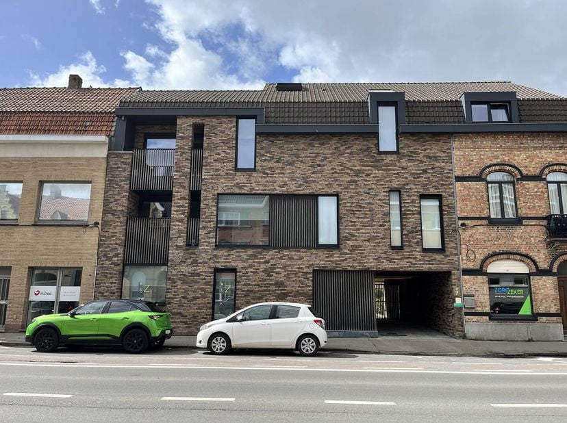 Appartement meublé avec terrasse spacieuse à louer à Ypres avec des contrats à court terme. (1,2 ou 3 ans) &lt;br /&gt;
Ascenseur et parking privé disponibl