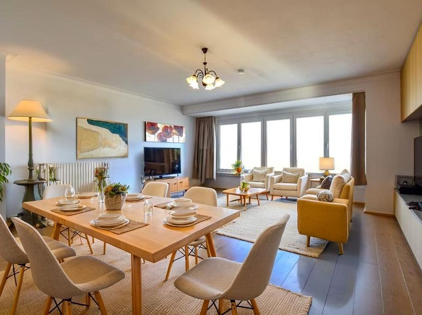 INSTAPKLAAR appartement (88m²) met FRONTAAL ZEEZICHT en 2/3 slaapkamer op de zeedijk te Koksijde-Bad. Dit ruime appartement is gerenoveerd in 2018 en