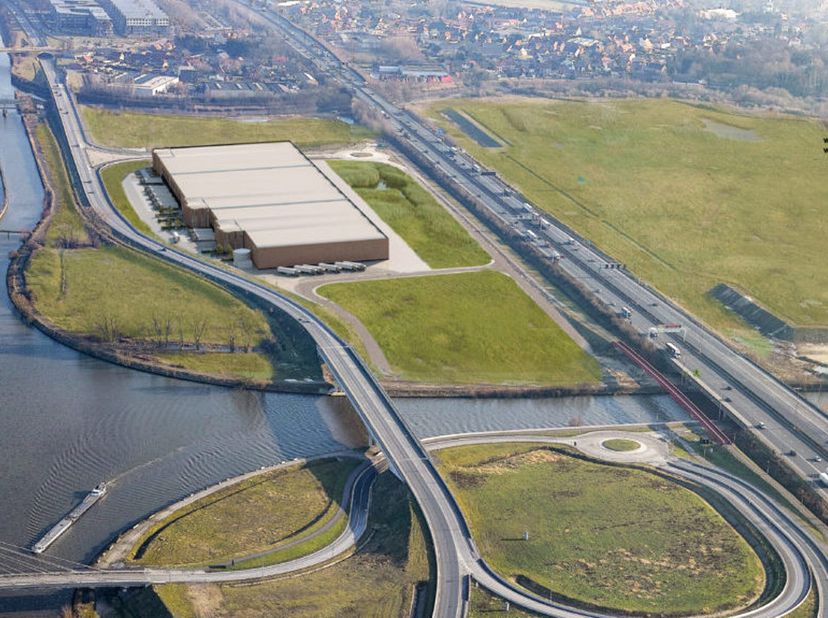 Ghent Gateway is een groot logistiek complex voor warehousing. Het is gelegen in Zwijnaarde, kort bij de op- en afritten van de E40, R4 en E17 en aan