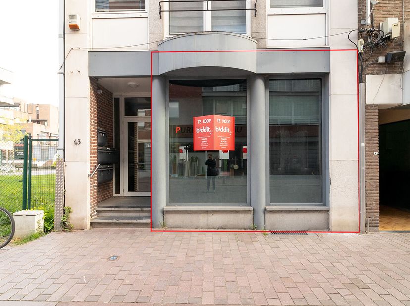 HANDELSRUIMTE &lt;br /&gt;
 &lt;br /&gt;
Dit handelspand met achtergelegen parkeerplaats in het hartje van Genk biedt veel mogelijkheden voor de uitbouw van een e