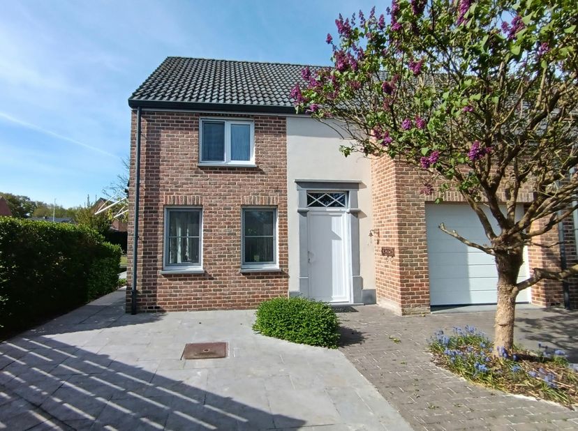 Élégante maison mitoyenne de style presbytère dans un emplacement privilégié!&lt;br /&gt;
Ce bâtiment mitoyen prêt à emménager datant de 2006 est situé dans