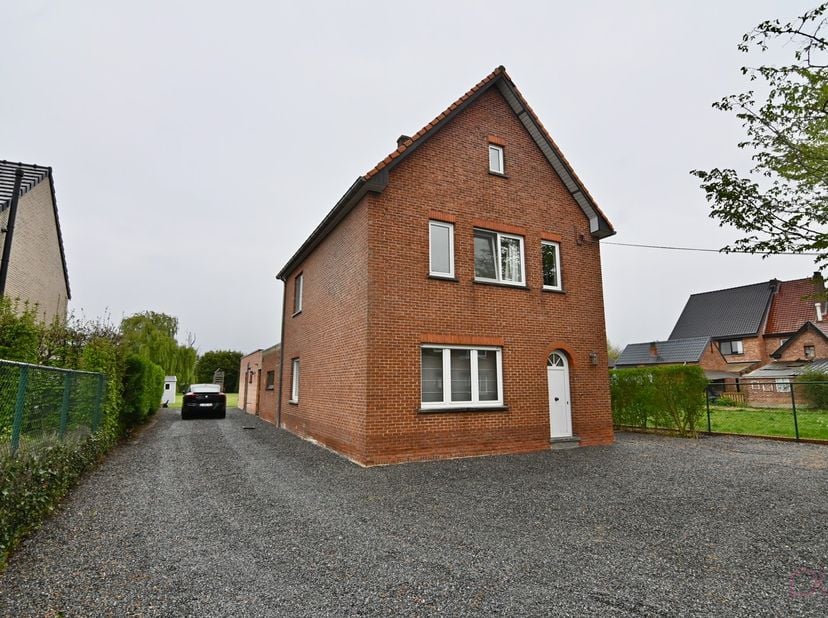 Deze woning is gerenoveerd naar hedendaagse normen en is gelegen op een perceel van 14a 90ca te Diepenbeek. De woning ligt rustig en tegelijk op slech